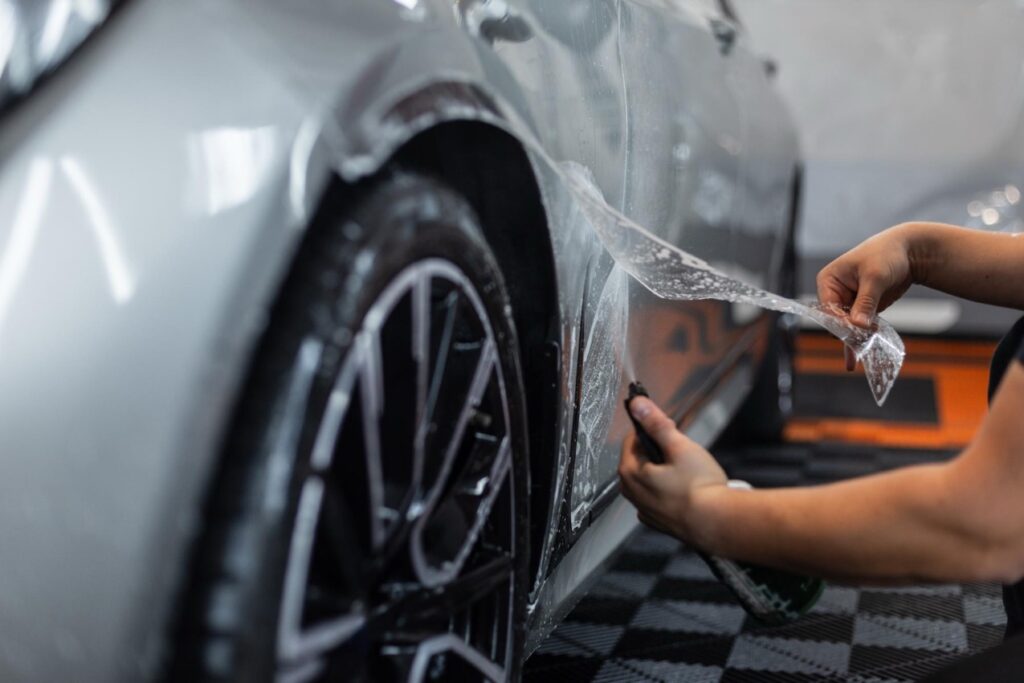 Folia PPF to specjalistyczna, przezroczysta warstwa ochronna wykonana z poliuretanu, która aplikowana jest bezpośrednio na powierzchnię lakieru samochodowego