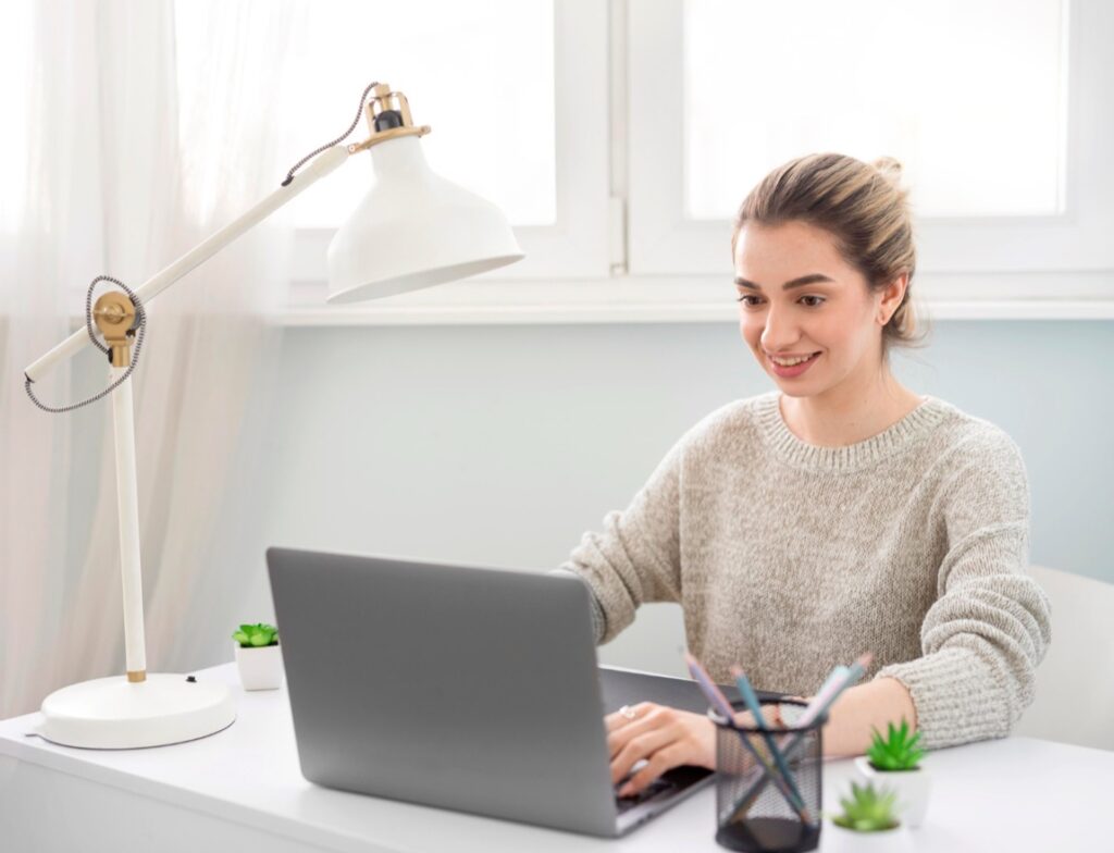 W dzisiejszych czasach, kiedy praca zdalna i mobilność stały się nieodłącznym elementem naszej codzienności, wybór odpowiedniego laptopa może znacząco wpłynąć na komfort i efektywność naszej pracy.