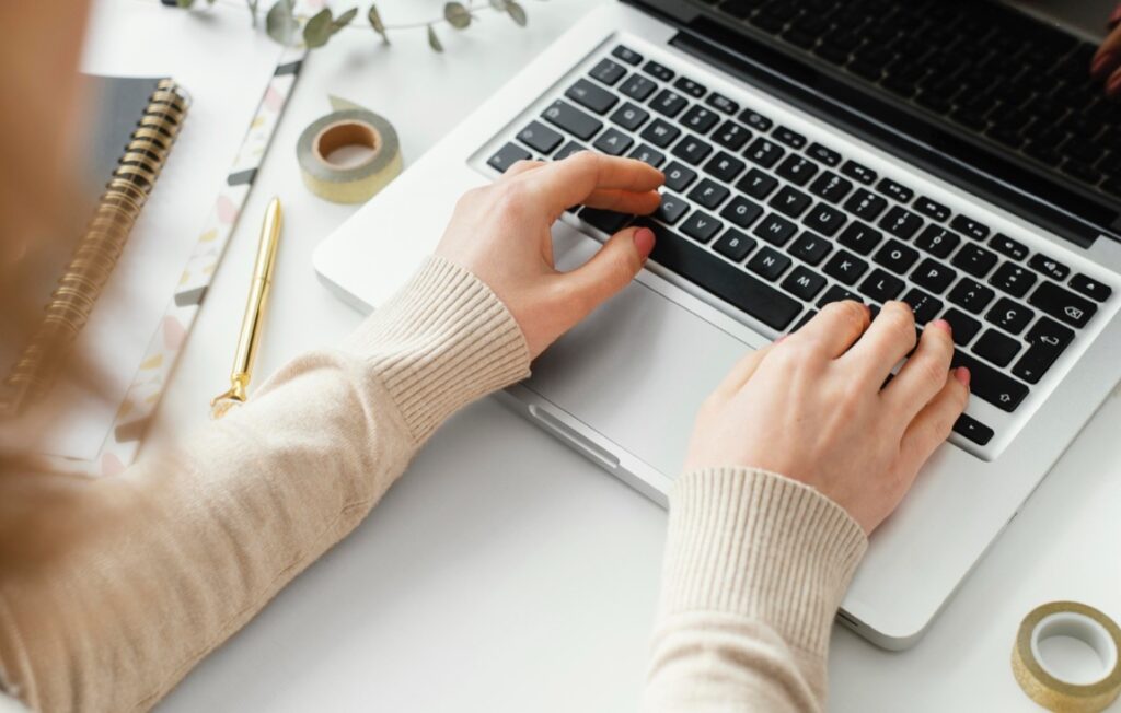 W dzisiejszych czasach, kiedy praca zdalna i mobilność stały się nieodłącznym elementem naszej codzienności, wybór odpowiedniego laptopa może znacząco wpłynąć na komfort i efektywność naszej pracy.