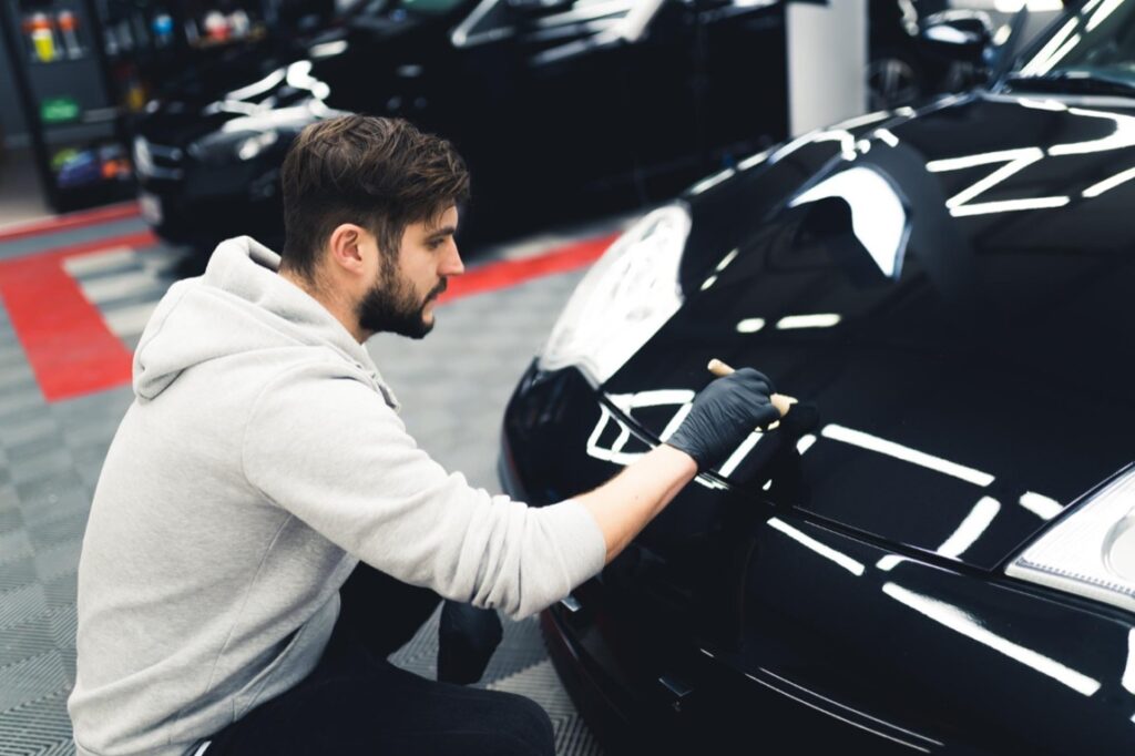 Powłoki ceramiczne to innowacyjna forma ochrony lakieru samochodowego, która zyskuje na popularności dzięki swoim wyjątkowym właściwościom