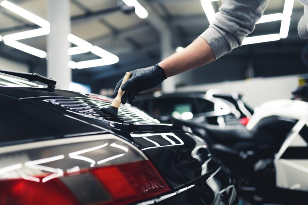 Powłoki ceramiczne to innowacyjna forma ochrony lakieru samochodowego, która zyskuje na popularności dzięki swoim wyjątkowym właściwościom