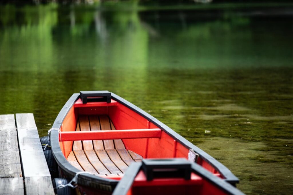 Zakup działki nad jeziorem wiąże się z koniecznością zrozumienia i przestrzegania szeregu przepisów prawnych i regulacji środowiskowych