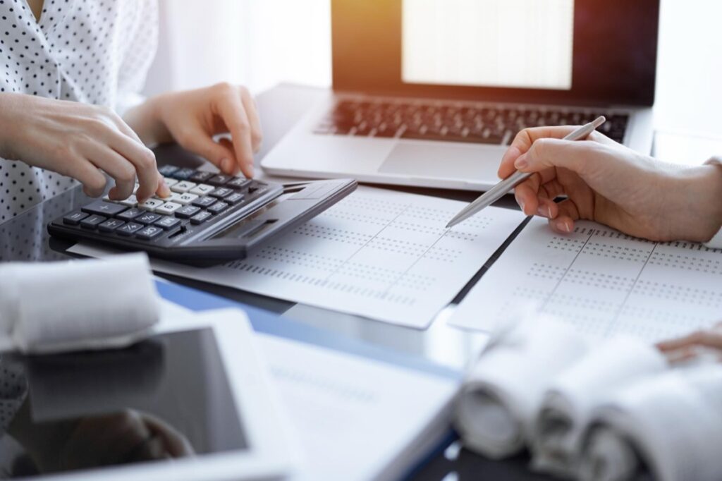 W dobie cyfryzacji procesy księgowe przechodzą dynamiczną transformację, która wymaga od biur rachunkowych nie tylko aktualizacji wiedzy, ale także adaptacji systemów i procedur