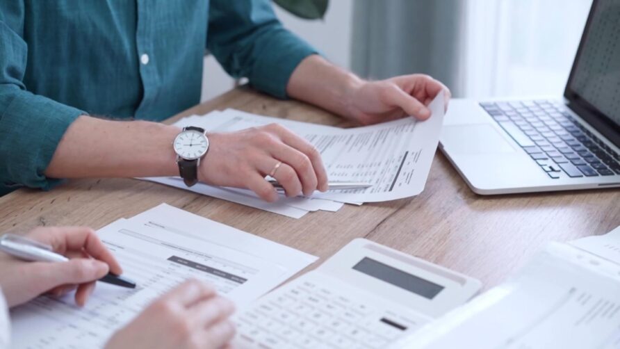 Krajowy System e-Faktur a obowiązki biur rachunkowych: Przewodnik po profesjonalnej odpowiedzialności