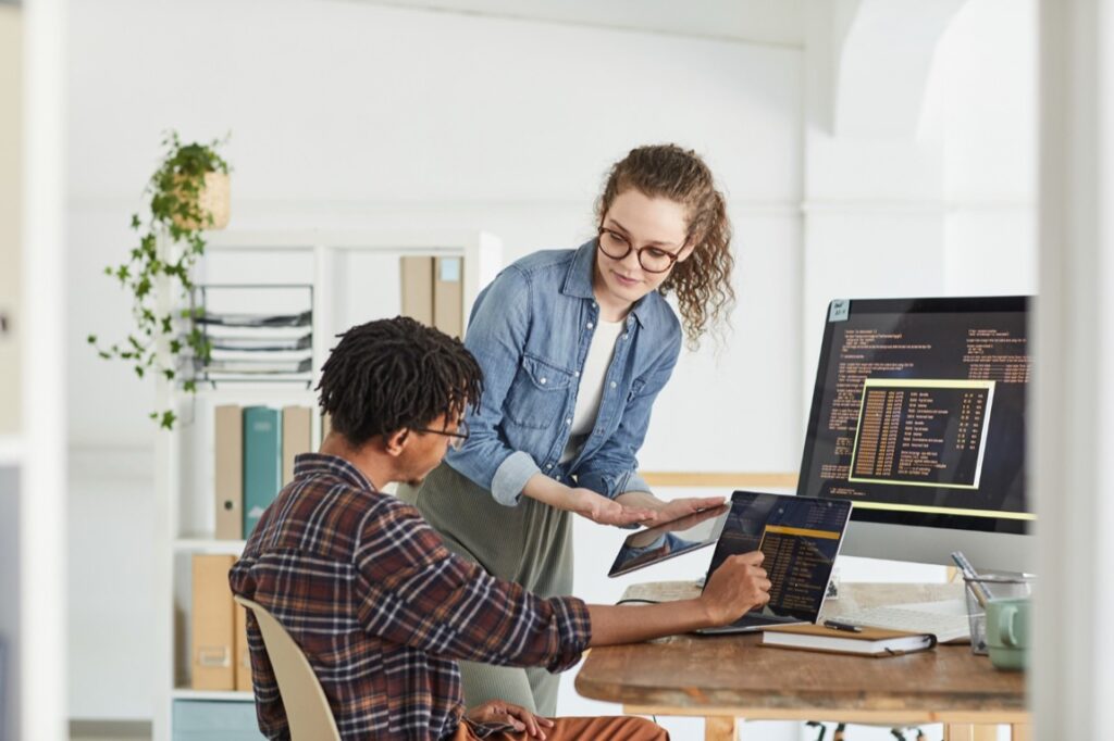 W dzisiejszym świecie, gdzie technologia rozwija się w błyskawicznym tempie, programiści stają przed wieloma wyzwaniami, które mogą wpływać na ich przyszłość zawodową